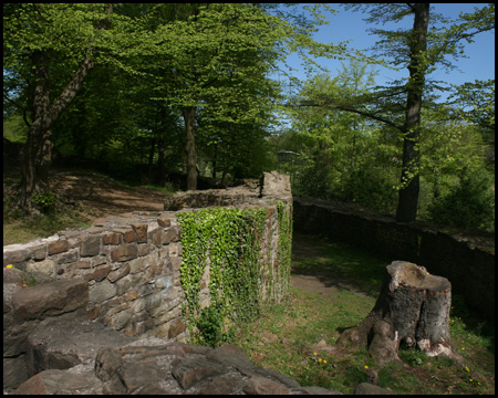 Einstmalige Nebengebäude und Ringmauer