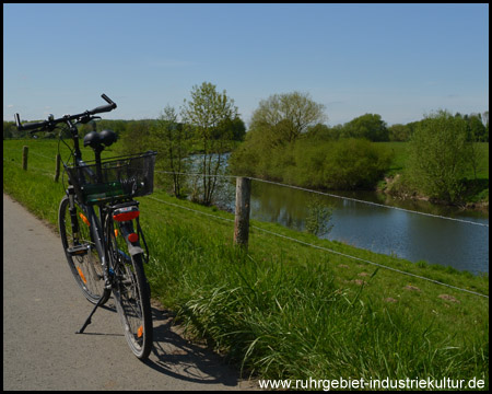 Flussradweg in idyllischer Landschaft bei Hennen