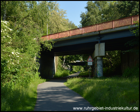 Zwei Straßenbrücken hintereinander