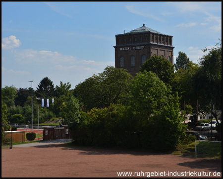 Malakowturm über die ehemalige Haldenfläche hinweg  von der Glücksburger Straße aus gesehen