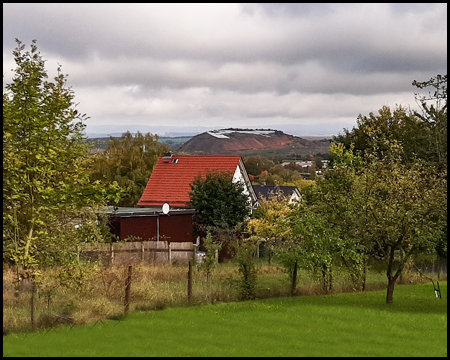 Blick von einer Anhöhe auf eine Kalihalde