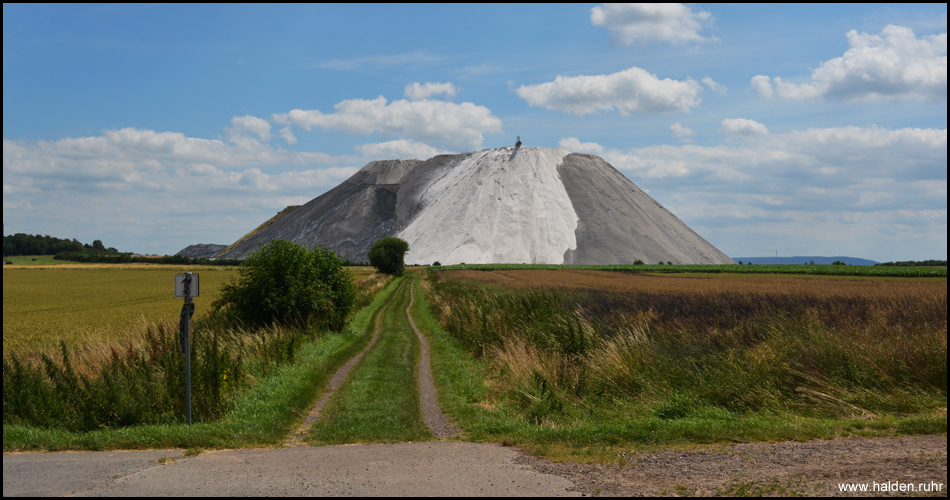 Aus der Landschaft herausragender Kaliberg. Das zugehörige Werk liegt verdeckt dahinter