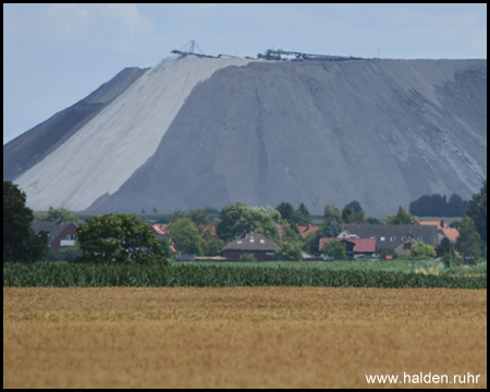 Siedlung vor dem hohen Berg