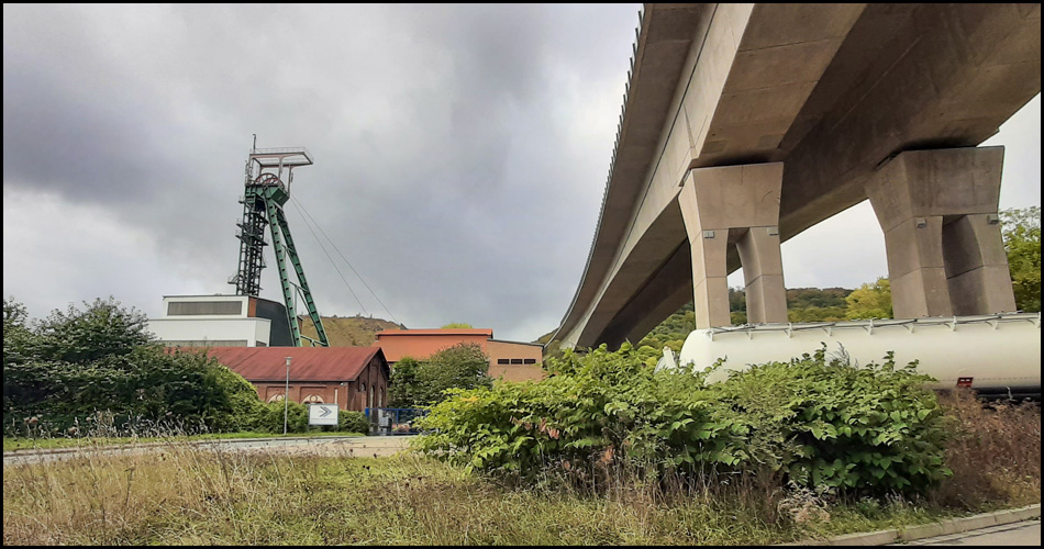 Autobahnbrücke und Fördergerüst des Kaliwerks Sollstedt mit dahinterliegener Halde