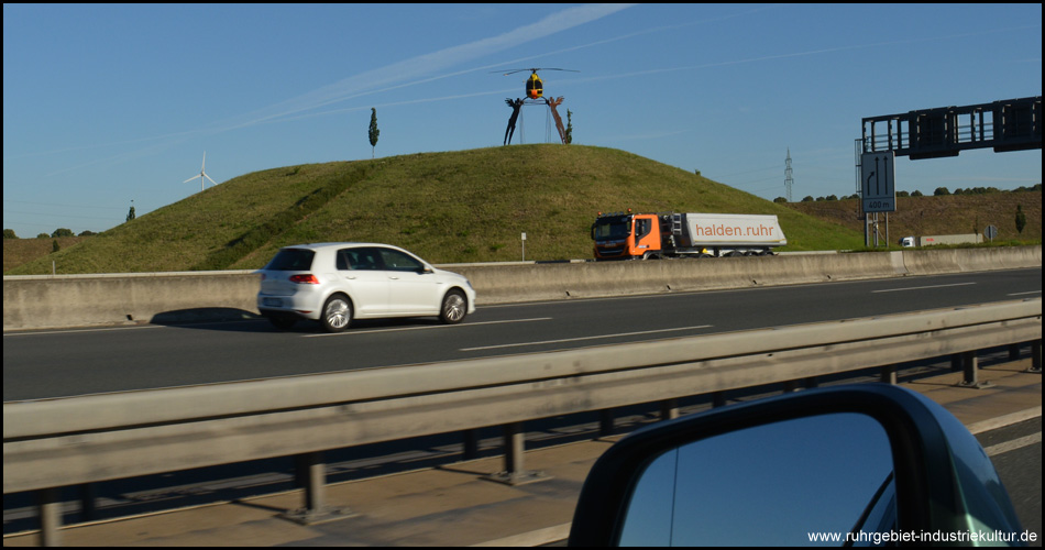 Der von stählernen Engeln getragene Rettungshubschrauber "Christoph" als Kunst im Kamener Kreuz