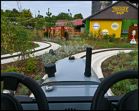 Blick aus der Führerstand-Perspektive eines Traktors auf eine Fahrbahn.