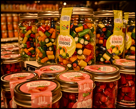 Gläser mit bunten und roten Bonbons