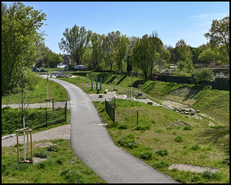 Radweg neben einem Bach