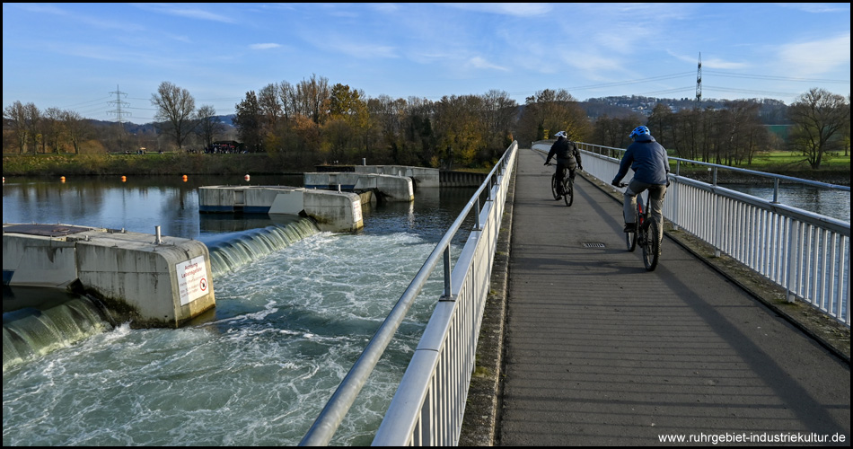 Brücke am Stauwehr vom Kemnader See mit zwei Radfahrern