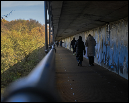 Fußgänger auf einer Brücke