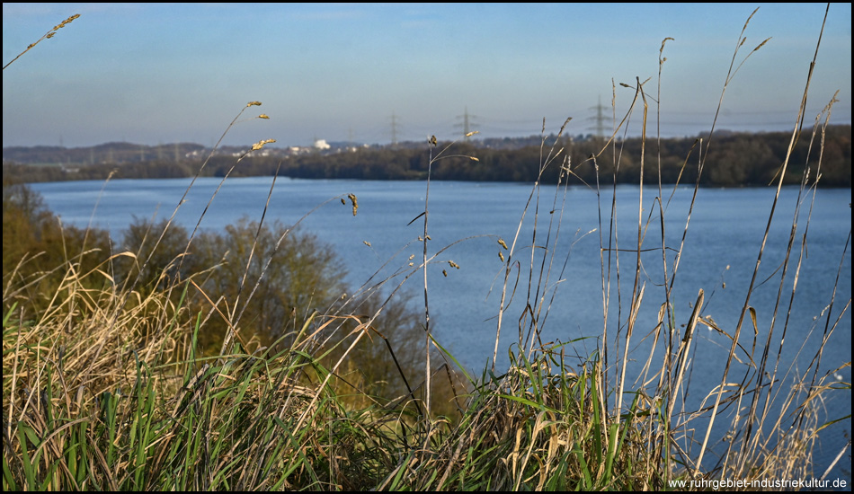 Blick von einem Hügel auf einen ausgedehnten See