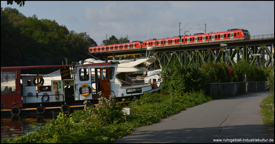 Eine S-Bahn überquert die Ruhr bei Kettwig auf der alten Brücke, die nach dem Krieg wiederaufgebaut wurde