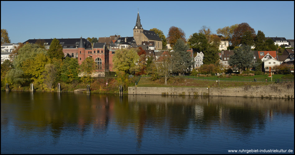 Blick von der Stauwehr-Brücke über die Ruhr auf das Unterwasser des Kettwiger Sees, die Marktkirche, das Turbinenhaus und den Leinpfad