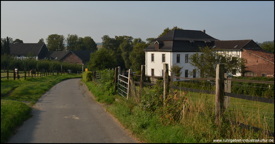 Wir nähern uns dem Haus Schuir von der Rückseite