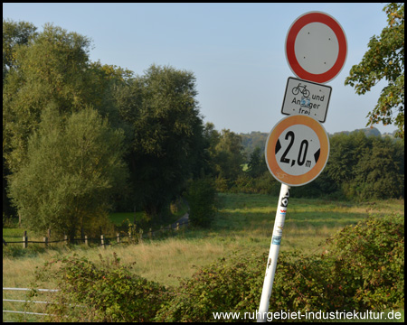 Auf der anderen Seite der Landstraße geht der Weg weiter