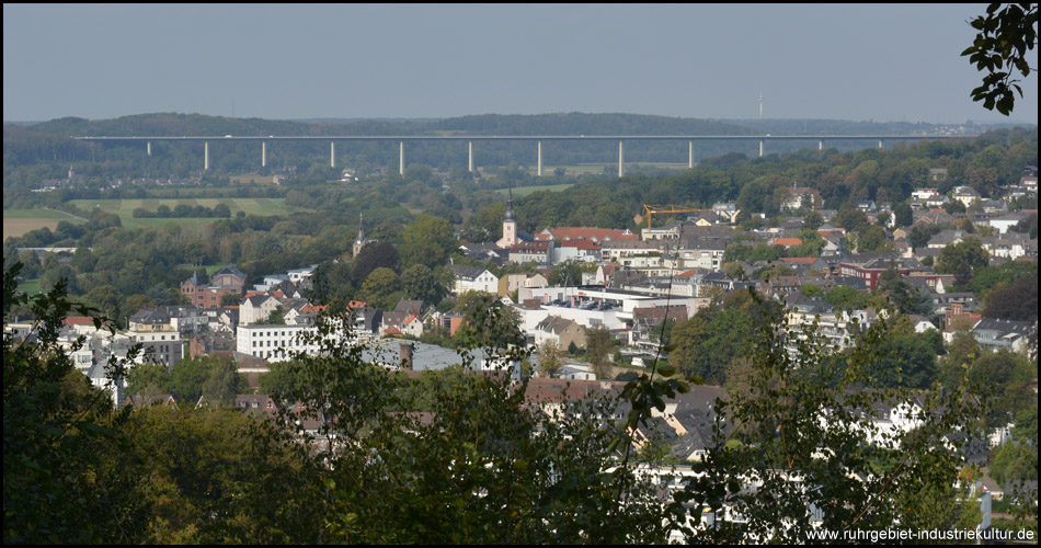 Der Anstieg wird belohnt mit einer schönen Aussicht auf Kettwig und die Mintarder Autobahnbrücke der A52