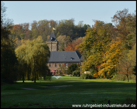 Blick über den Golfplatz zum Schloss Oefte. Auf dem gegenüberligenden Berg waren wir vorhin. 