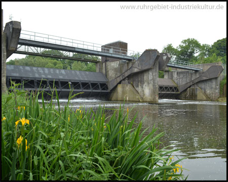 Stauwehr der Ruhr unweit des Naturschutzgebietes