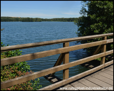 Die Brücke teilt den Heidesee in Nord- und Südteil