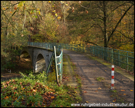 Blick zurück auf den Bahntrassenweg über das Viadukt