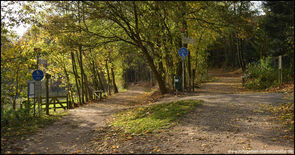 Die alte Spitzkehre (Knoten 15) vor dem Bahnhof Voerde: Weg aus Haspe von links, Weg nach Breckerfeld (unsere Fortsetzung) rechts