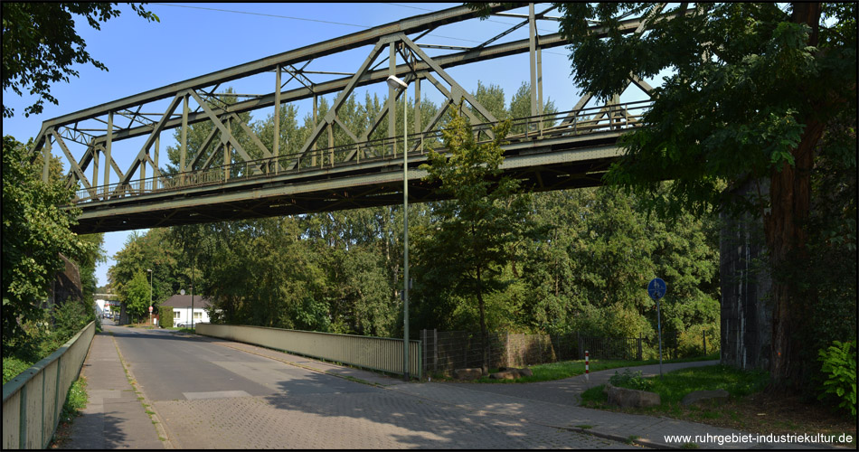 Ende des Radwegs an der Kleinen Emscher unter der Eisenbahnbrücke. Weiter hinten an der Straße erkennt man die HOAG-Trasse