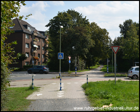 Eine der zahlreichen Straßenkreuzugnen des Radwegs