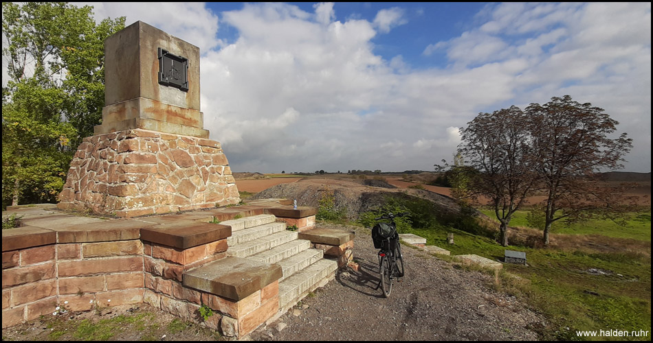 Das Maschinendenkmal bei Hettstedt am Rande der Kleinhaldenlandschaft – mit Relief der ersten deutschen "Feuermaschine" von 1785