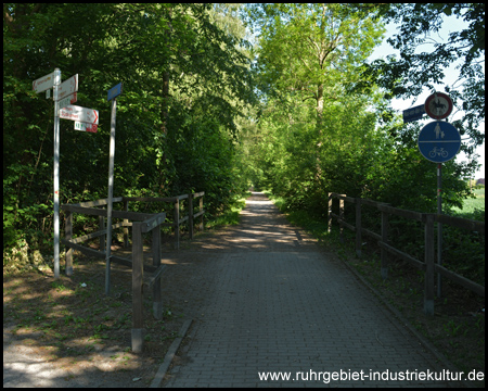 Der Beginn des Radwegs auf der Klöcknerbahn am Schattweg