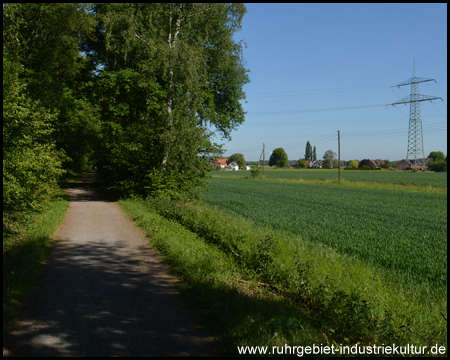 Der Weg führt zunächst durch ländliches Gebiet