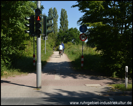 Mit Ampel gesicherter "Bahnübergang"