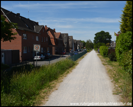 Hier verlassen wir die Wohnbebauung (Blick zurück)