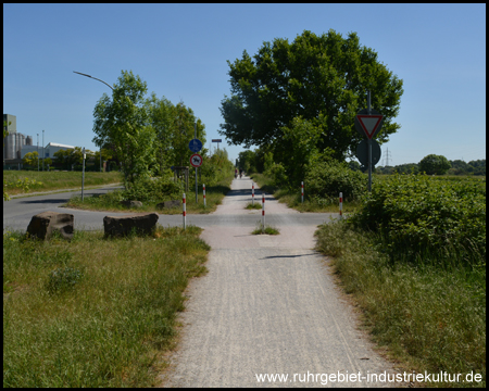 ... und werden nach dieser Passage am Ende des Radwegs sein.