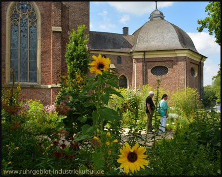 Kräutergarten hinter der Kapelle und Abteikirche