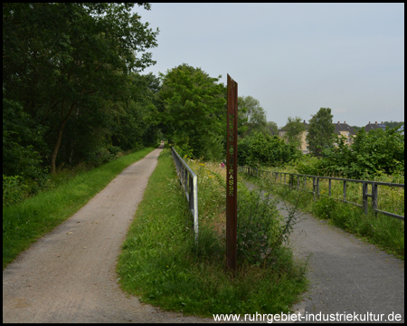 Stählerne Säule markiert einen Anschluss (hier Merveldtstraße)