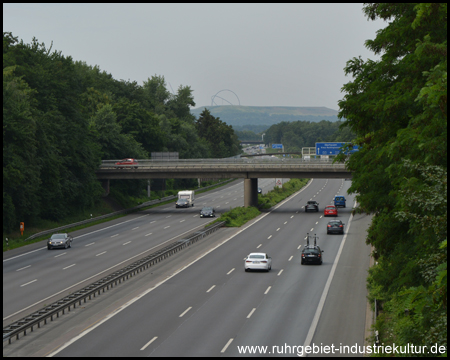 Fahrt über die A2 mit Blick zur Halde Hoheward