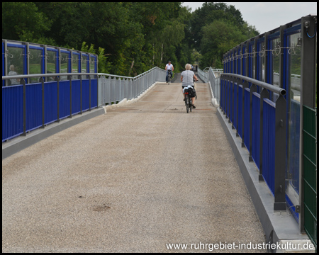 Bergauf, bergab: Eisenbahn- und Straßenbrücke bei Ostermann