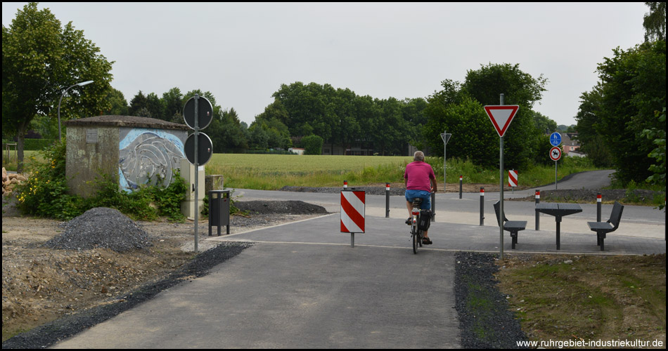 Rastplatz an einem ehemaligen Bahnübergang – links steht ein altes Schalthaus, eines der wenigen deutlichen Hinweise auf die Strecke