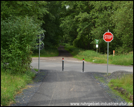 Der Zugang endet am Stoppschild