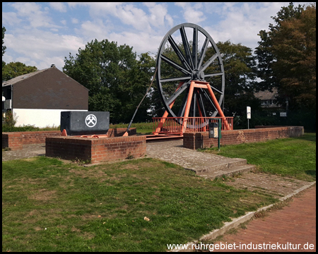 Seilscheibe und Lore als Denkmal an die Zeche