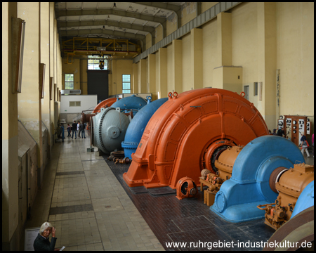 Zwei der vier Maschineneinheiten in der Turbinenhalle