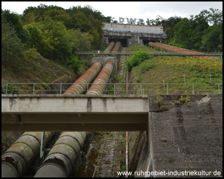 Alte Druckrohre des Pumpspeicherkraftwerks am See