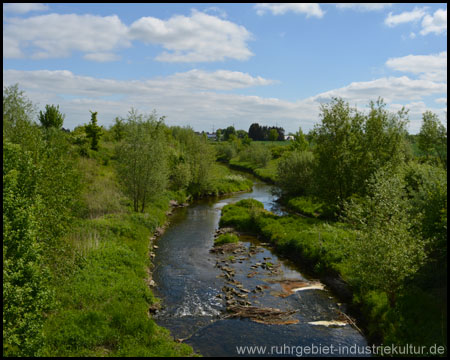 Blick von der Fußgängerbrücke auf die Körne flussabwärts