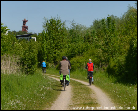 Auf dem Feldwegstück mit Förderturm im Rückblick