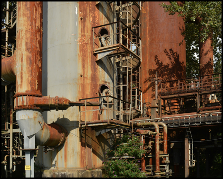 Silos und rostige Rohre