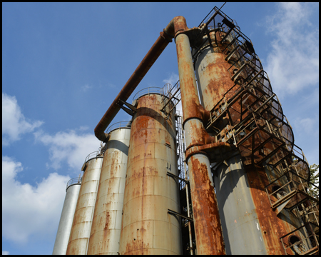 Rostige Silos und blauer Himmel