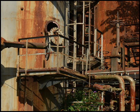 Silos und Rohrleitungen in Rost-Optik