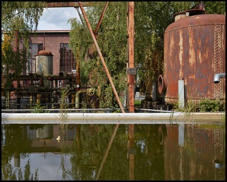 Wasserbehälter mit Spiegelung