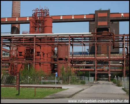 Kokerei Zollverein – die Weiße Seite mit Silos und Tanks