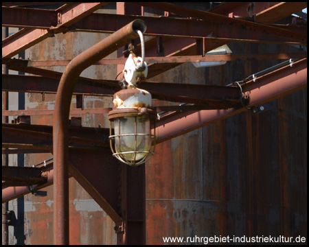 Details: Lampe im Bereich der Silos